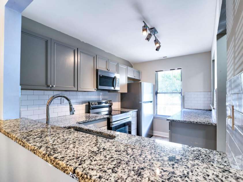 6129 Windsor Gate Lane, Charlotte, NC 28215.  MLS# CAR4360148, YatesRealty ID 13288. 