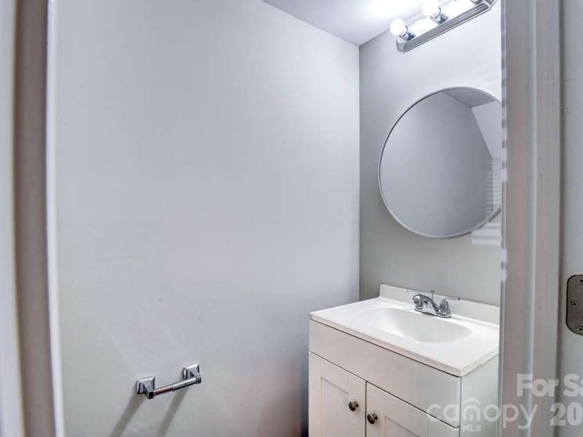 6129 Windsor Gate Lane, Charlotte, NC 28215.  MLS# CAR4360148, YatesRealty ID 13288. 