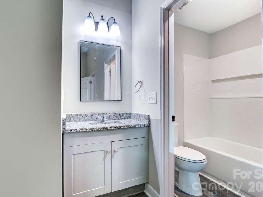 6129 Windsor Gate Lane, Charlotte, NC 28215.  MLS# CAR4360148, YatesRealty ID 13288. 