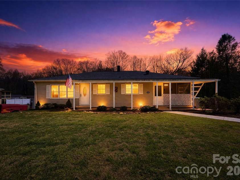 848 Meadowood Drive, Lenoir, NC 28645.  MLS# CAR4360747, YatesRealty ID 13290. 