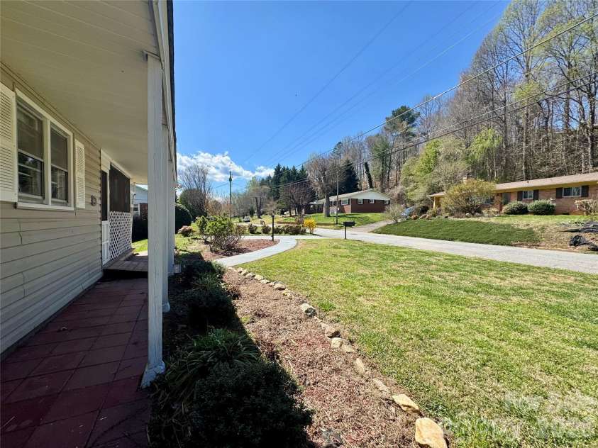 848 Meadowood Drive, Lenoir, NC 28645.  MLS# CAR4360747, YatesRealty ID 13290. 