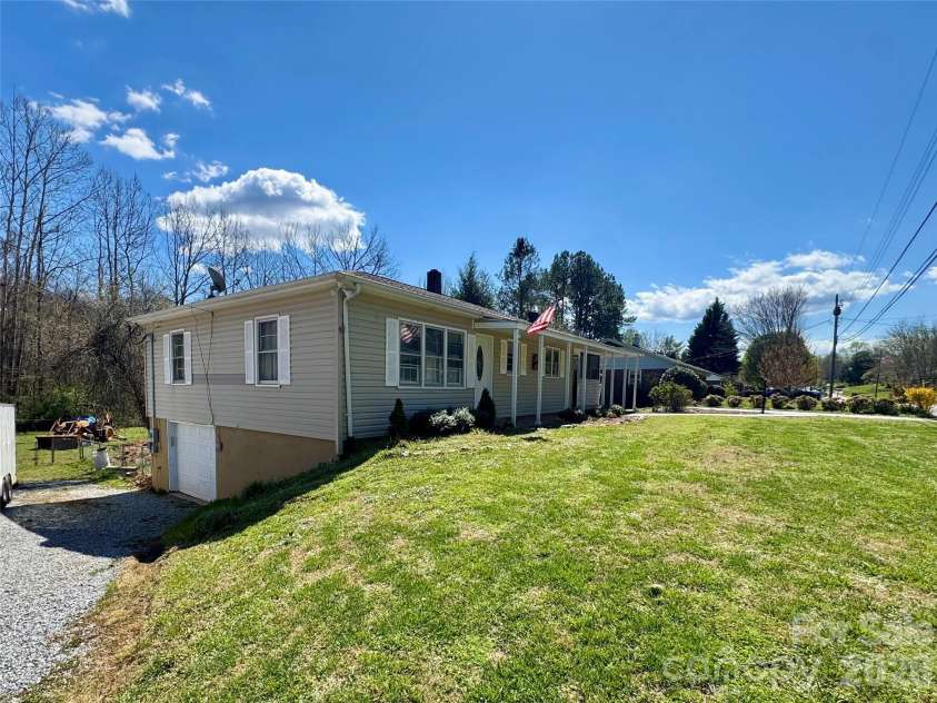 848 Meadowood Drive, Lenoir, NC 28645.  MLS# CAR4360747, YatesRealty ID 13290. 
