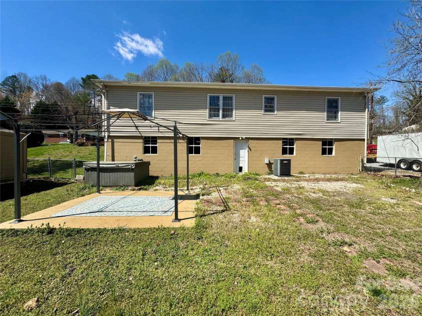 848 Meadowood Drive, Lenoir, NC 28645.  MLS# CAR4360747, YatesRealty ID 13290. 