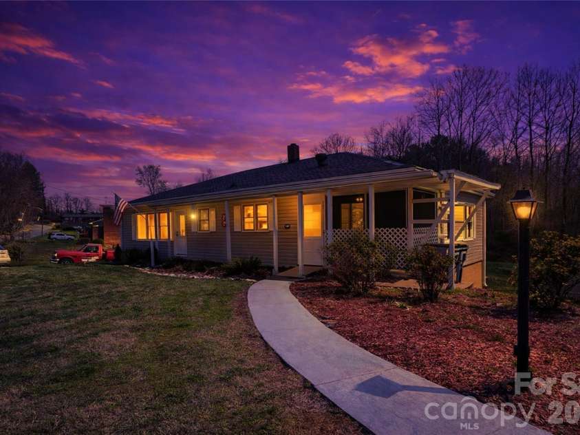 848 Meadowood Drive, Lenoir, NC 28645.  MLS# CAR4360747, YatesRealty ID 13290. 