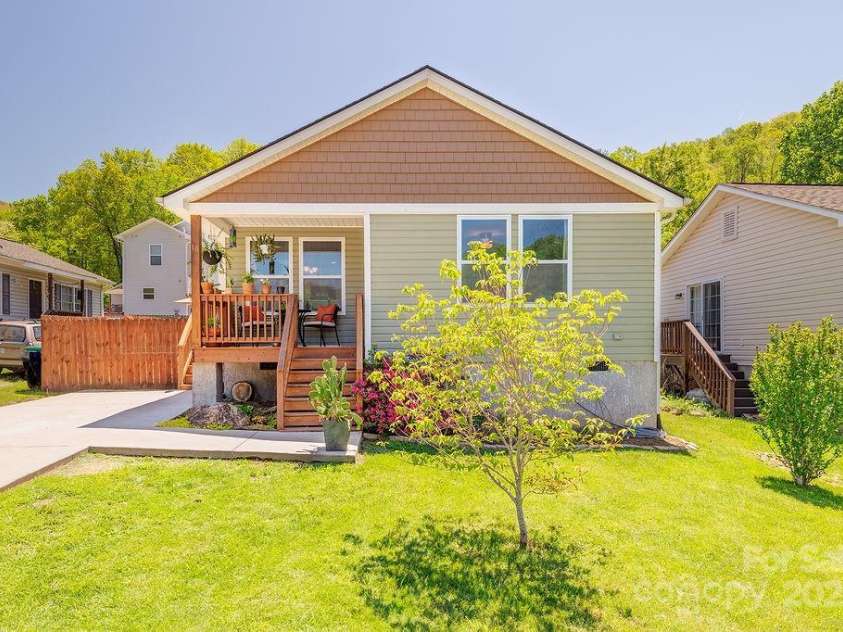 10 Half Moon Drive, Swannanoa, NC 28778.  MLS# CAR4252770, YatesRealty ID 13291. 