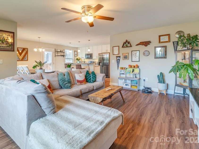 10 Half Moon Drive, Swannanoa, NC 28778.  MLS# CAR4252770, YatesRealty ID 13291. 