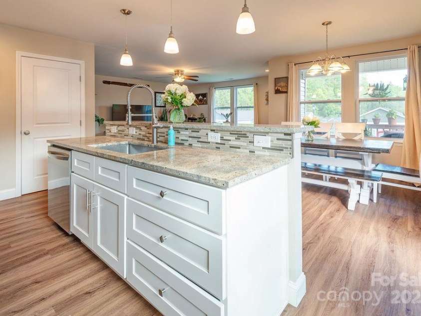 10 Half Moon Drive, Swannanoa, NC 28778.  MLS# CAR4252770, YatesRealty ID 13291. 