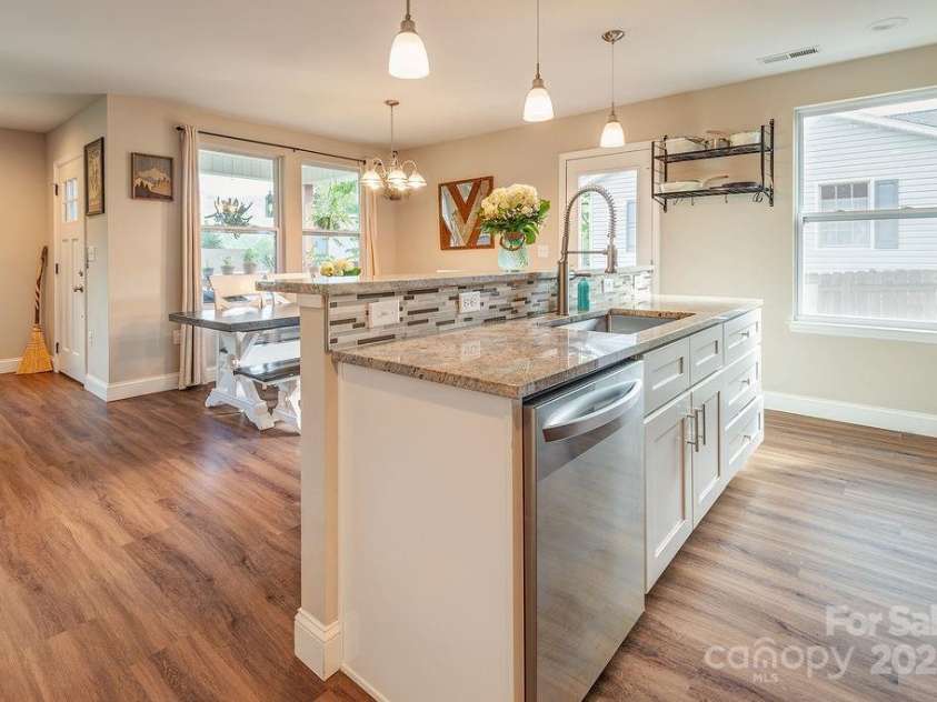 10 Half Moon Drive, Swannanoa, NC 28778.  MLS# CAR4252770, YatesRealty ID 13291. 