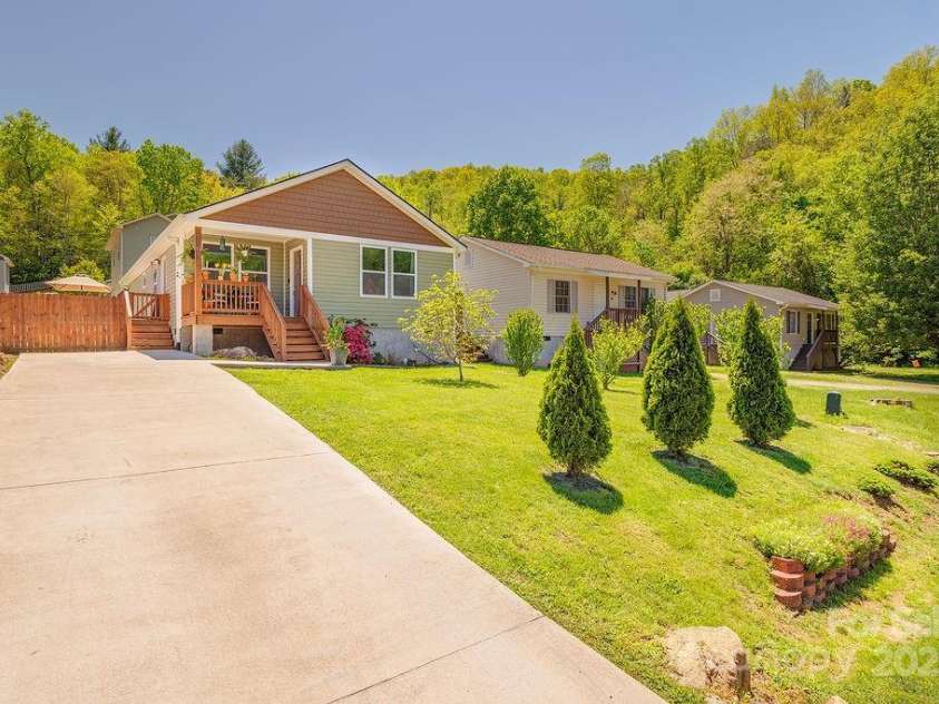10 Half Moon Drive, Swannanoa, NC 28778.  MLS# CAR4252770, YatesRealty ID 13291. 
