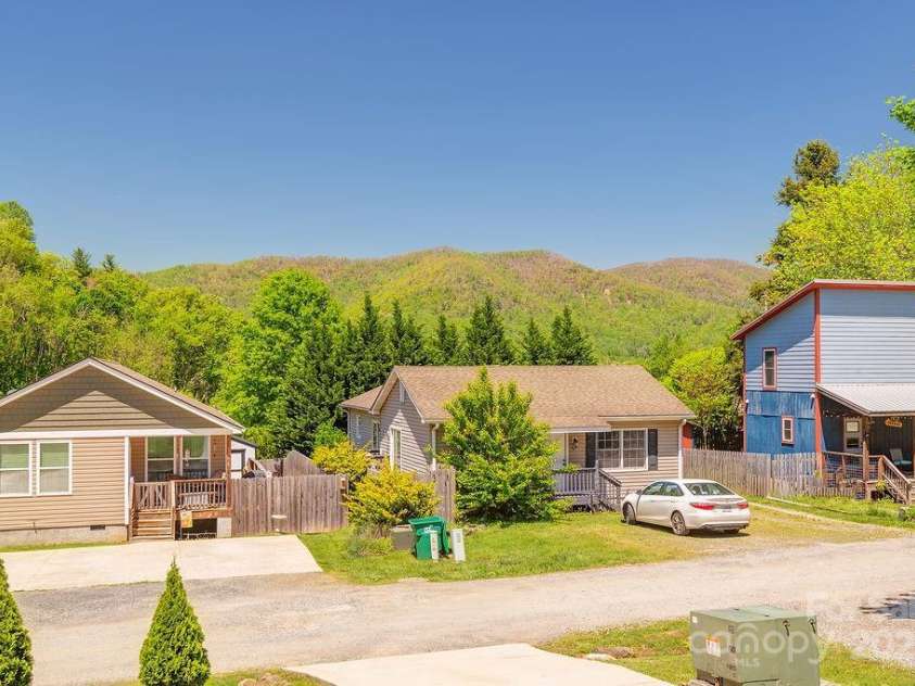 10 Half Moon Drive, Swannanoa, NC 28778.  MLS# CAR4252770, YatesRealty ID 13291. 