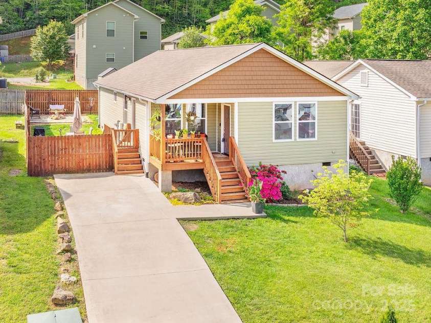 10 Half Moon Drive, Swannanoa, NC 28778.  MLS# CAR4252770, YatesRealty ID 13291. 