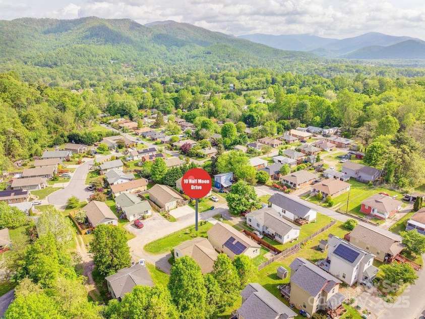 10 Half Moon Drive, Swannanoa, NC 28778.  MLS# CAR4252770, YatesRealty ID 13291. 