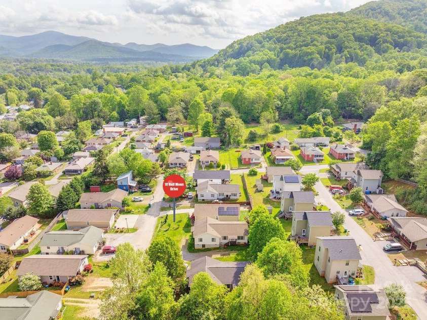 10 Half Moon Drive, Swannanoa, NC 28778.  MLS# CAR4252770, YatesRealty ID 13291. 