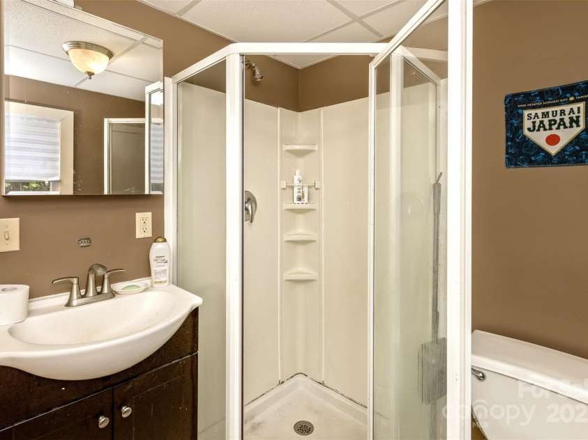 27 Townview Drive, Asheville, NC 28806.  MLS# CAR4247652, YatesRealty ID 13292. Lower level full bathroom.