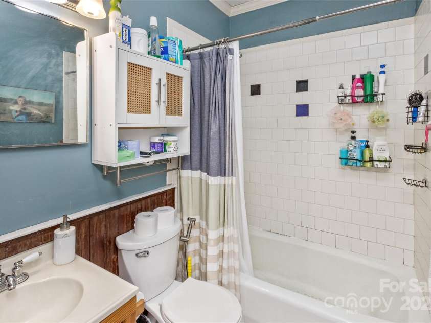 27 Townview Drive, Asheville, NC 28806.  MLS# CAR4247652, YatesRealty ID 13292. Main level bath is convenient to all rooms.