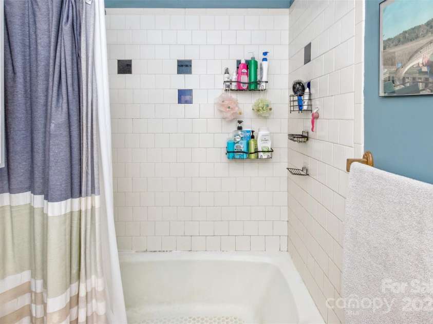 27 Townview Drive, Asheville, NC 28806.  MLS# CAR4247652, YatesRealty ID 13292. Nice shower/tub.