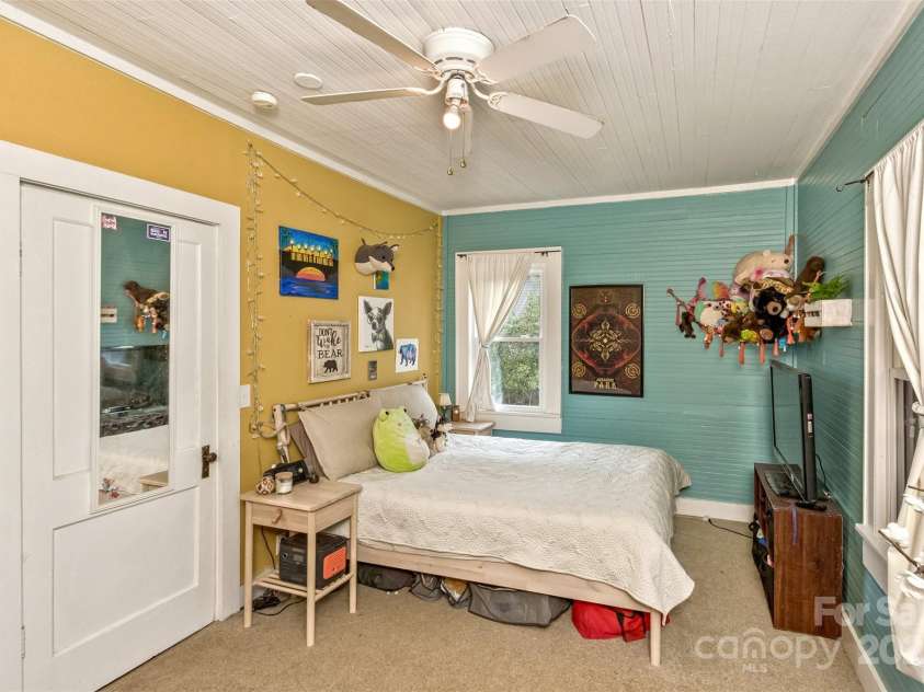 27 Townview Drive, Asheville, NC 28806.  MLS# CAR4247652, YatesRealty ID 13292. Primary bedroom.