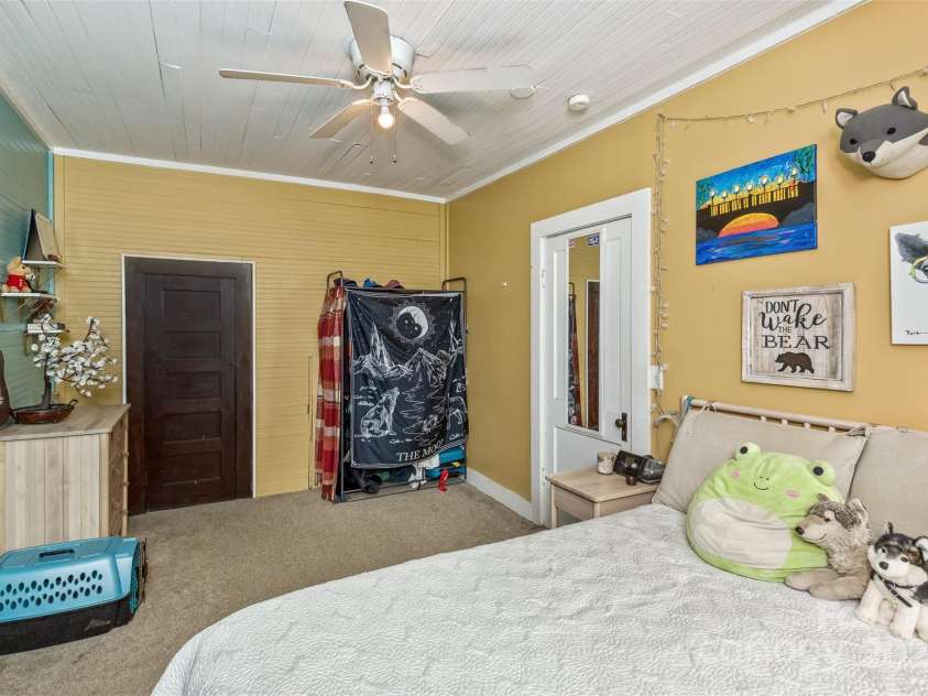 27 Townview Drive, Asheville, NC 28806.  MLS# CAR4247652, YatesRealty ID 13292. Spacious primary bedroom on the main level.