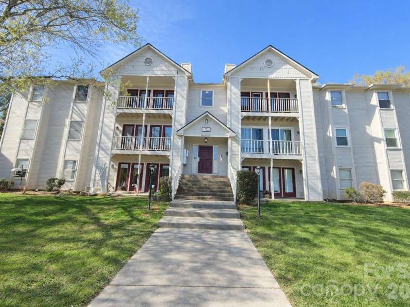 6106 Meadow Rose Lane, Charlotte, NC 28215.  MLS# CAR4359699, YatesRealty ID 13292. 