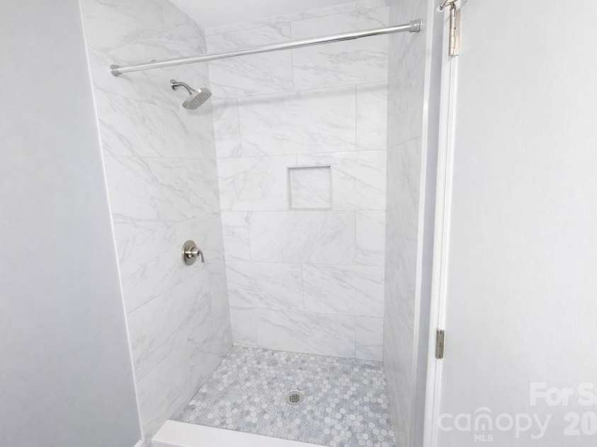 6106 Meadow Rose Lane, Charlotte, NC 28215.  MLS# CAR4359699, YatesRealty ID 13292. Attached full bath- Primary Bedroom