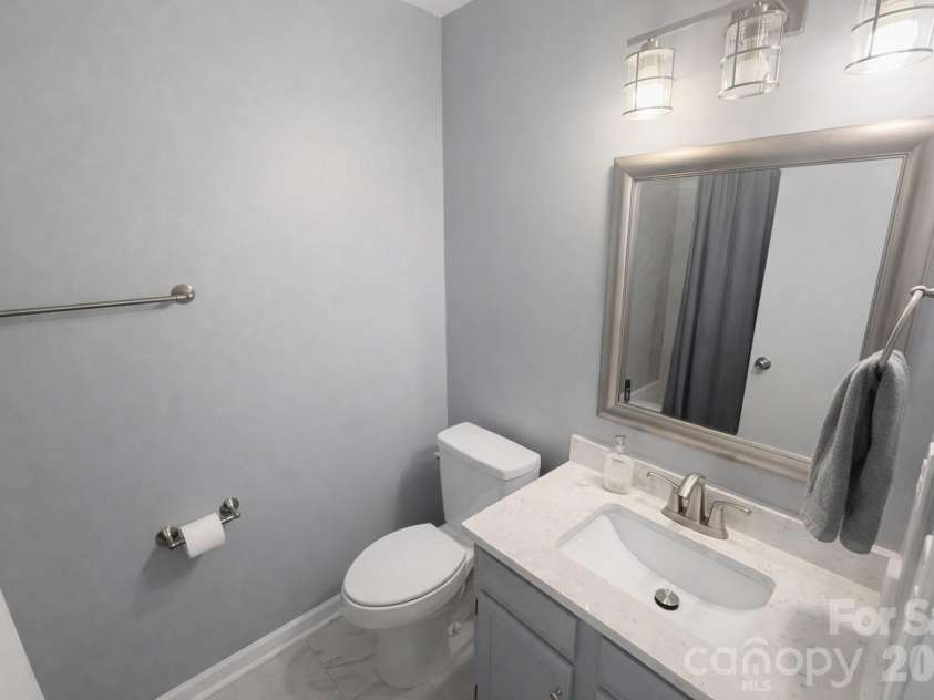 6106 Meadow Rose Lane, Charlotte, NC 28215.  MLS# CAR4359699, YatesRealty ID 13292. Full Bathroom