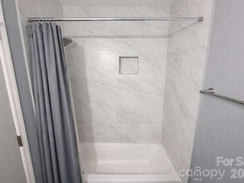6106 Meadow Rose Lane, Charlotte, NC 28215.  MLS# CAR4359699, YatesRealty ID 13292. Full bathroom