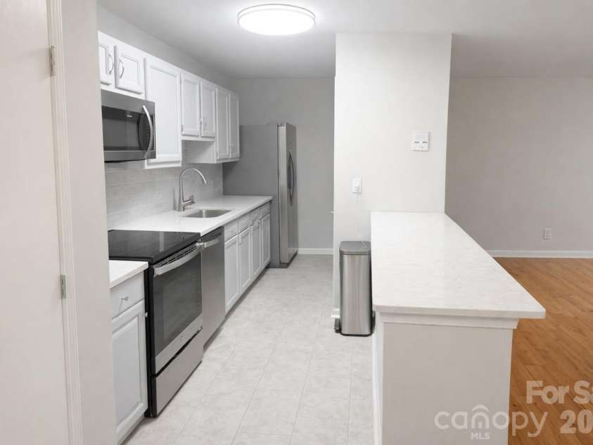 6106 Meadow Rose Lane, Charlotte, NC 28215.  MLS# CAR4359699, YatesRealty ID 13292. New appliances
