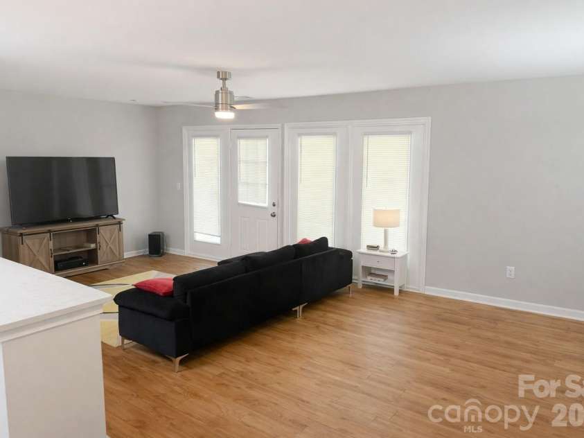 6106 Meadow Rose Lane, Charlotte, NC 28215.  MLS# CAR4359699, YatesRealty ID 13292. Open concept