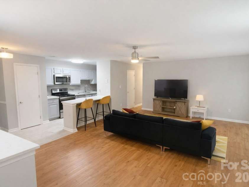 6106 Meadow Rose Lane, Charlotte, NC 28215.  MLS# CAR4359699, YatesRealty ID 13292. Spacious living area
