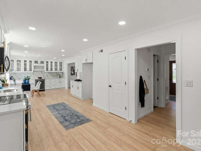5910 Grosner Place, Charlotte, NC 28211.  MLS# CAR4257156, YatesRealty ID 13296. 
