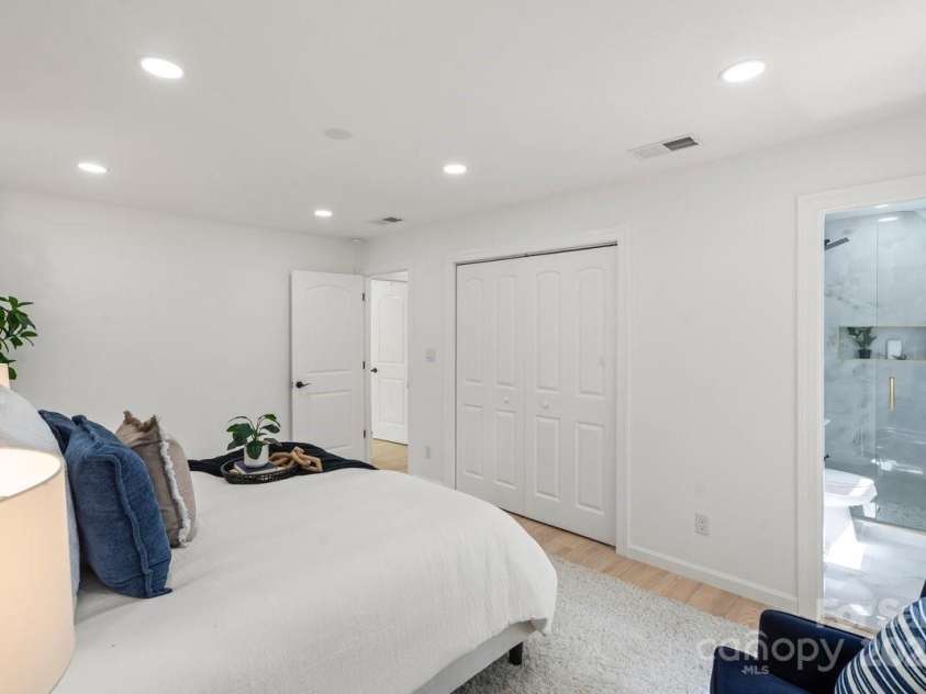 5910 Grosner Place, Charlotte, NC 28211.  MLS# CAR4257156, YatesRealty ID 13296. 