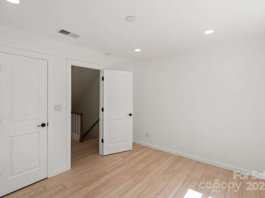 5910 Grosner Place, Charlotte, NC 28211.  MLS# CAR4257156, YatesRealty ID 13296. 