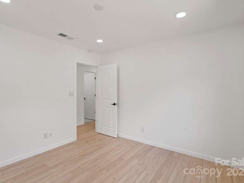 5910 Grosner Place, Charlotte, NC 28211.  MLS# CAR4257156, YatesRealty ID 13296. 