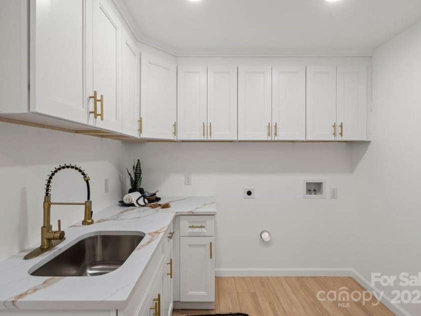 5910 Grosner Place, Charlotte, NC 28211.  MLS# CAR4257156, YatesRealty ID 13296. Laundry room with sink and quartz countertop.
