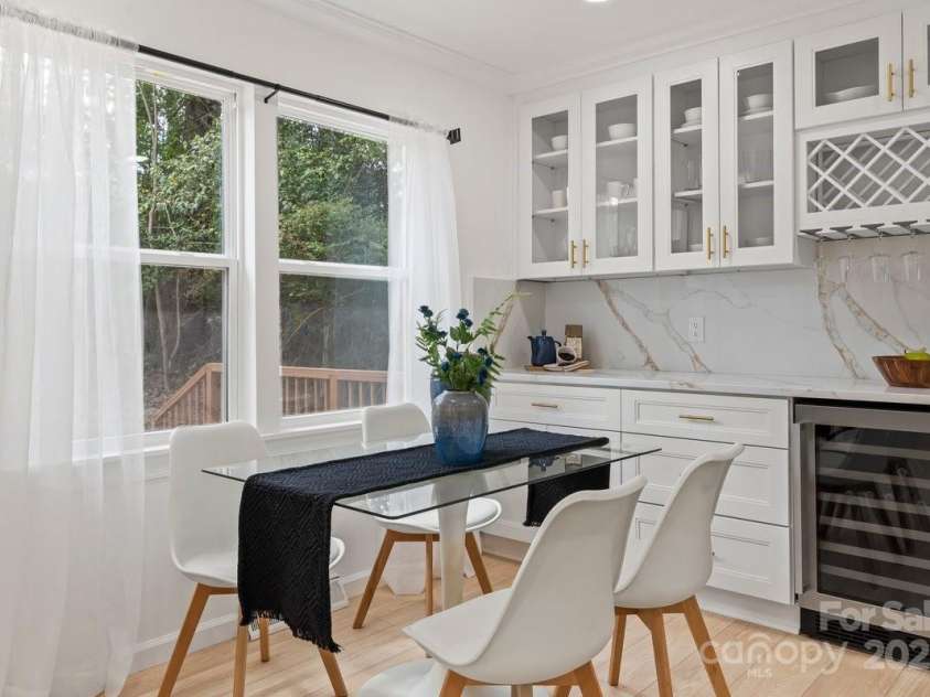5910 Grosner Place, Charlotte, NC 28211.  MLS# CAR4257156, YatesRealty ID 13296. Lots of natural light.