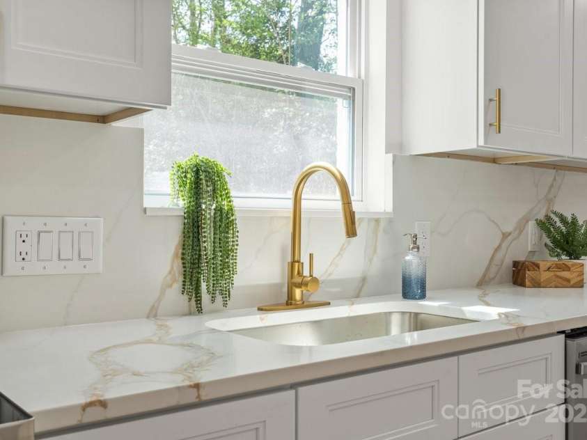 5910 Grosner Place, Charlotte, NC 28211.  MLS# CAR4257156, YatesRealty ID 13296. Love the gold accents!