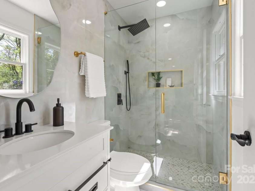 5910 Grosner Place, Charlotte, NC 28211.  MLS# CAR4257156, YatesRealty ID 13296. Luxurious primary bath.