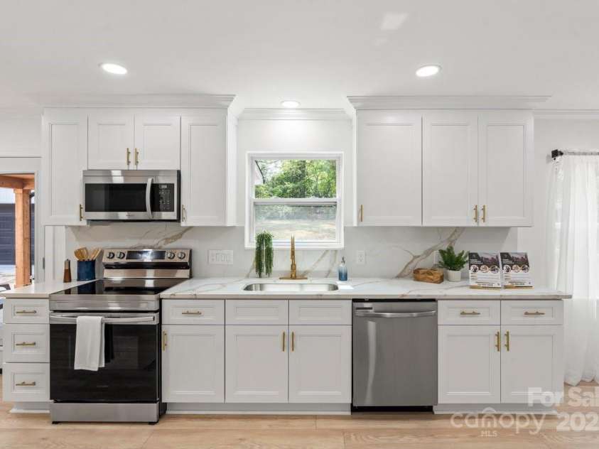 5910 Grosner Place, Charlotte, NC 28211.  MLS# CAR4257156, YatesRealty ID 13296. New stainless-steel appliances compliment your quartz countertops and gold accents.