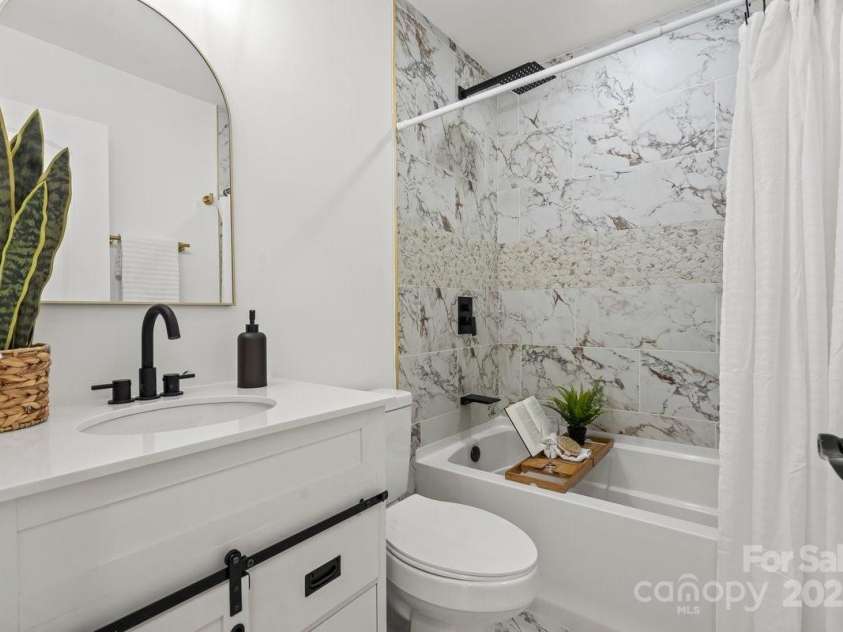 5910 Grosner Place, Charlotte, NC 28211.  MLS# CAR4257156, YatesRealty ID 13296. Secondary bath with tub.