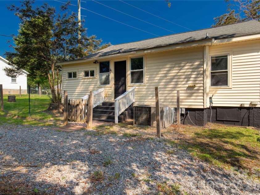 206 McConnell Street, Clover, SC 29710.  MLS# CAR4294359, YatesRealty ID 13297. 