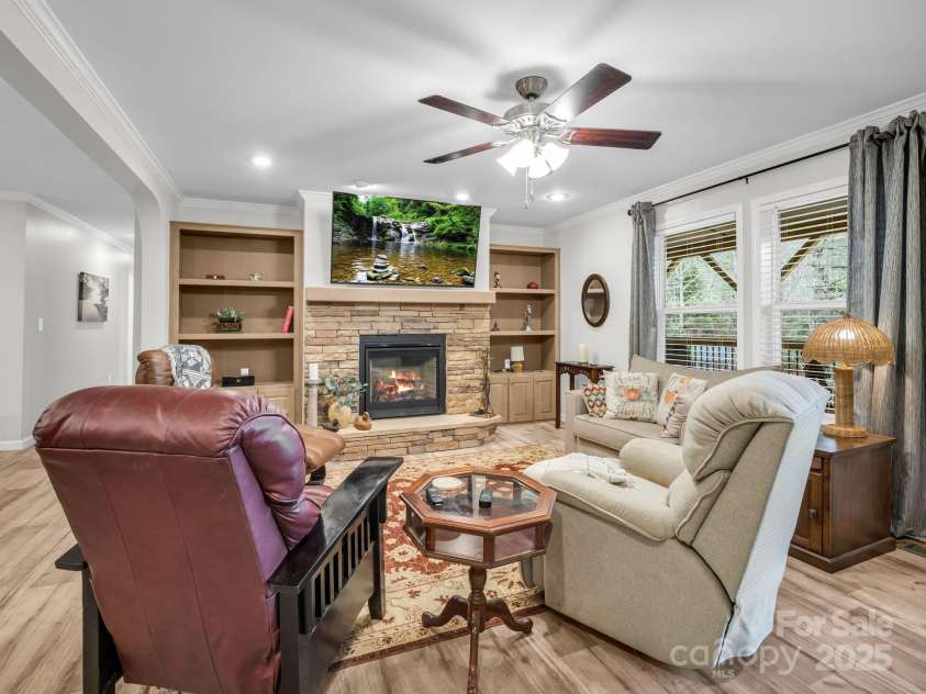 48 Rainbow Lake Circle, Black Mountain, NC 28711.  MLS# CAR4322893, YatesRealty ID 13299. 