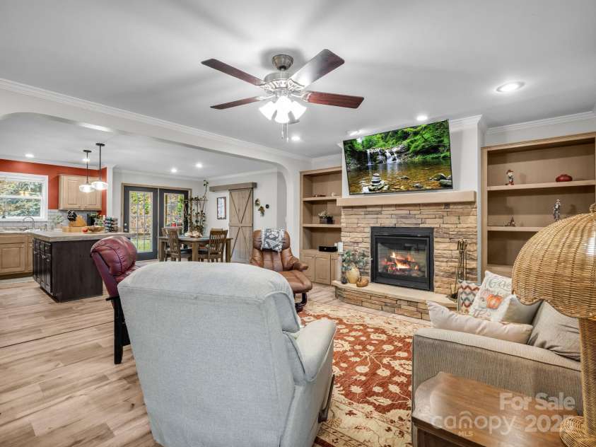 48 Rainbow Lake Circle, Black Mountain, NC 28711.  MLS# CAR4322893, YatesRealty ID 13299. 