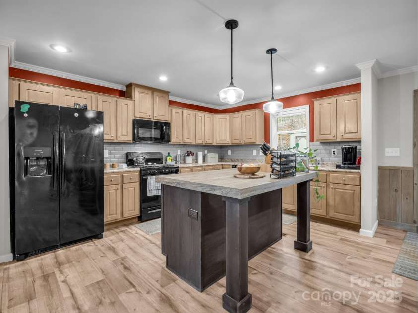 48 Rainbow Lake Circle, Black Mountain, NC 28711.  MLS# CAR4322893, YatesRealty ID 13299. 