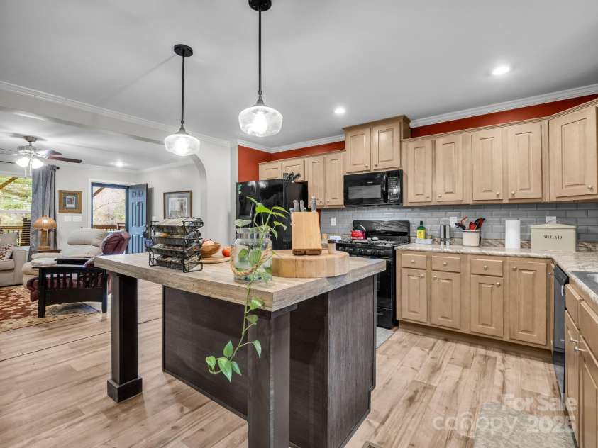 48 Rainbow Lake Circle, Black Mountain, NC 28711.  MLS# CAR4322893, YatesRealty ID 13299. 