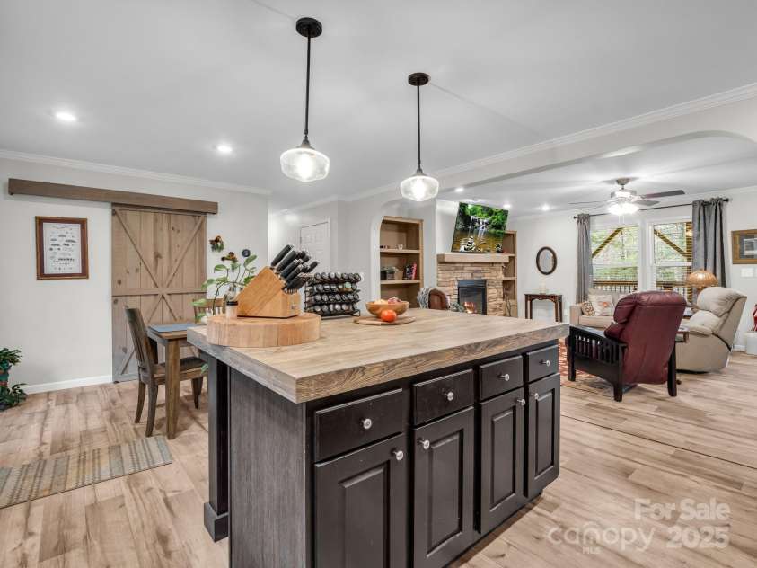 48 Rainbow Lake Circle, Black Mountain, NC 28711.  MLS# CAR4322893, YatesRealty ID 13299. 