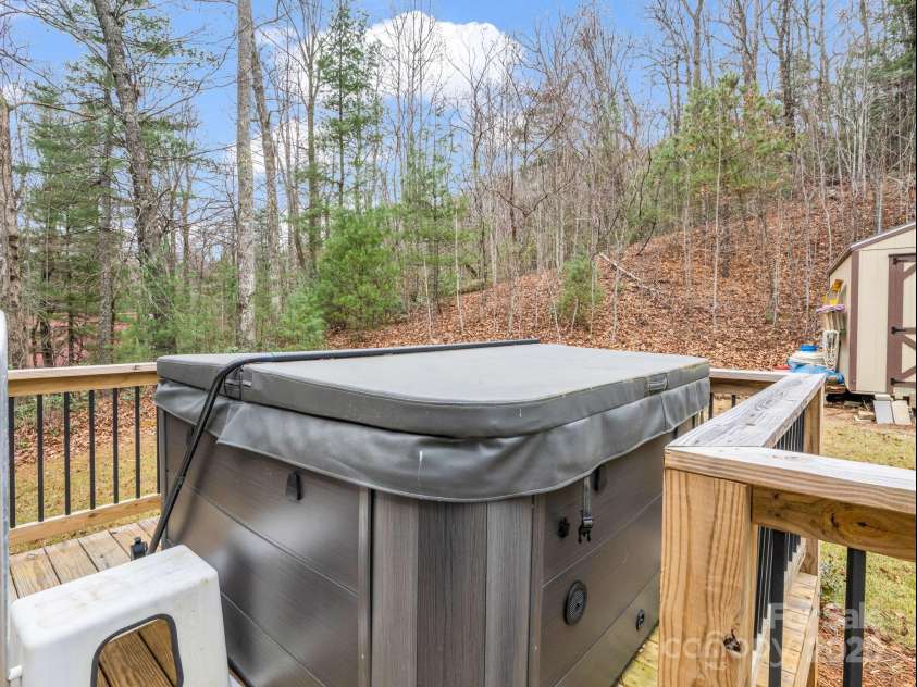 48 Rainbow Lake Circle, Black Mountain, NC 28711.  MLS# CAR4322893, YatesRealty ID 13299. 