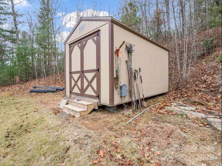 48 Rainbow Lake Circle, Black Mountain, NC 28711.  MLS# CAR4322893, YatesRealty ID 13299. 