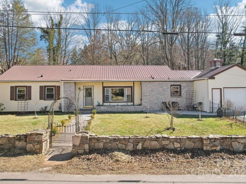 131 Ridgewood Drive, Waynesville, NC 28786.  MLS# CAR4222863, YatesRealty ID 1330. 131 Ridgewood Drive