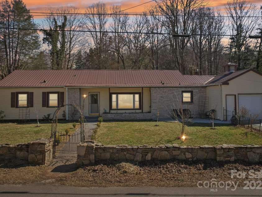 131 Ridgewood Drive, Waynesville, NC 28786.  MLS# CAR4222863, YatesRealty ID 1330. Front View - virtual twilight