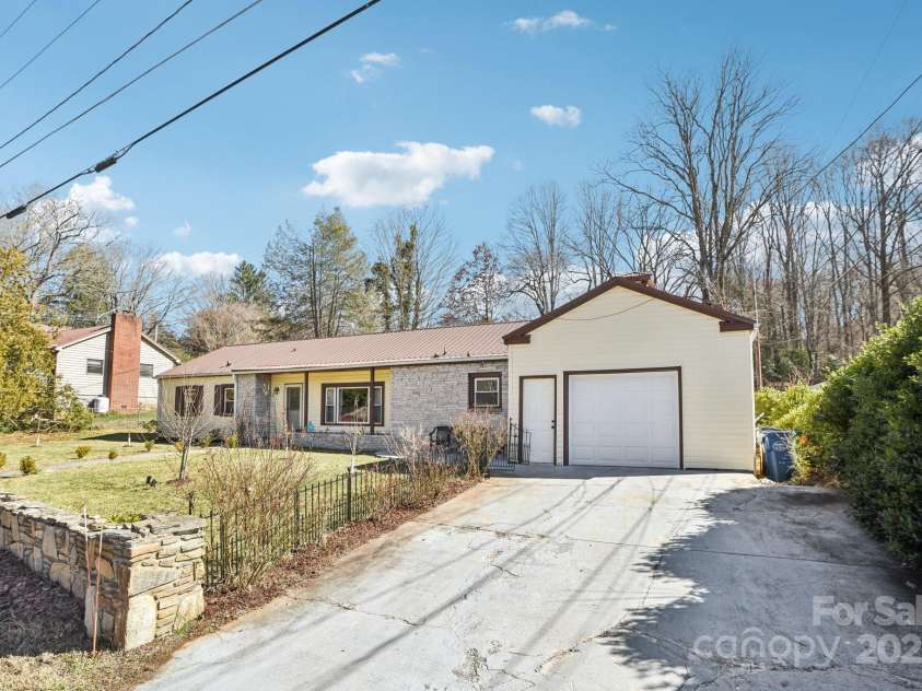 131 Ridgewood Drive, Waynesville, NC 28786.  MLS# CAR4222863, YatesRealty ID 1330. Pull in the driveway.  Come take a tour with us.